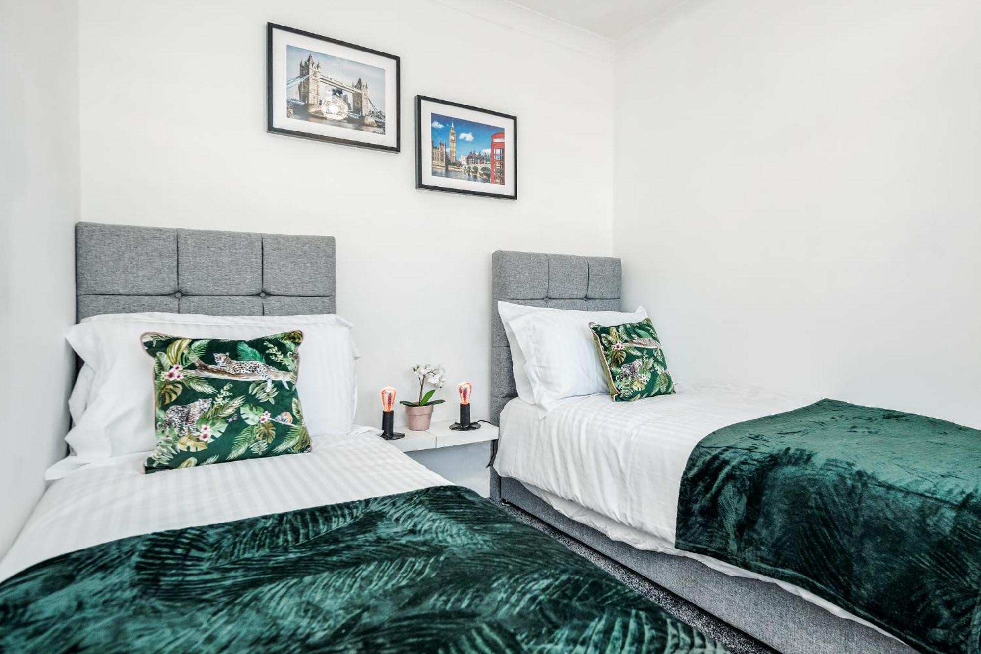 Heathrow 2-Bedroom Maisonette With Parking 웨스트드레이톤 외부 사진