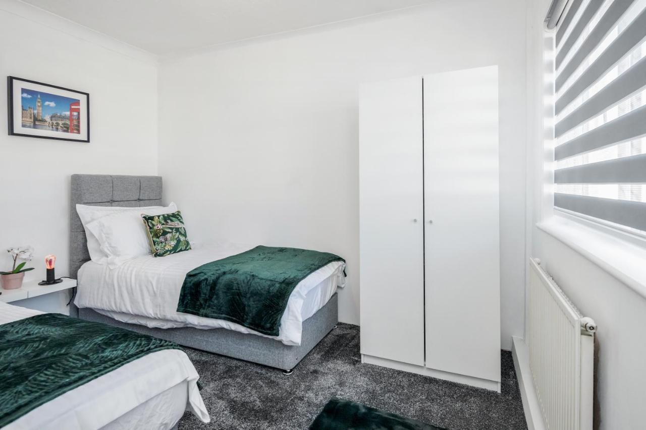Heathrow 2-Bedroom Maisonette With Parking 웨스트드레이톤 외부 사진