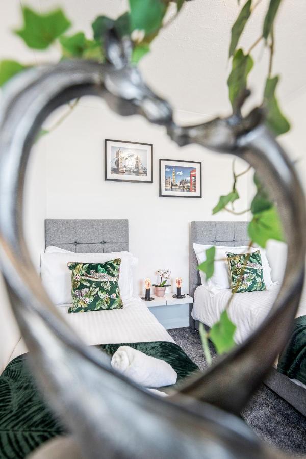 Heathrow 2-Bedroom Maisonette With Parking 웨스트드레이톤 외부 사진