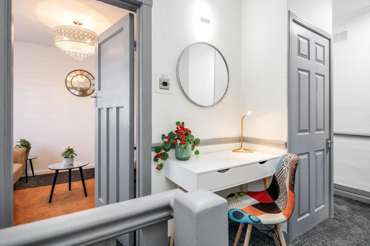 Heathrow 2-Bedroom Maisonette With Parking 웨스트드레이톤 외부 사진