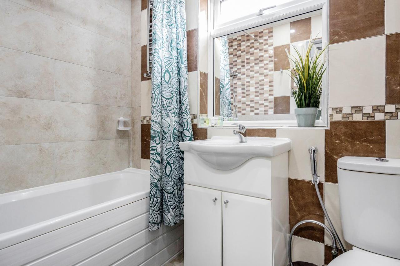 Heathrow 2-Bedroom Maisonette With Parking 웨스트드레이톤 외부 사진