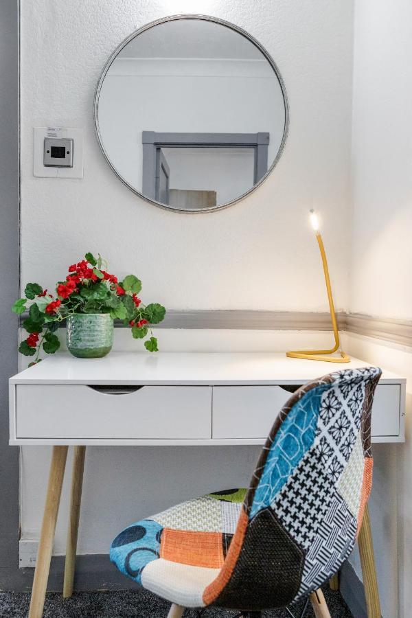 Heathrow 2-Bedroom Maisonette With Parking 웨스트드레이톤 외부 사진