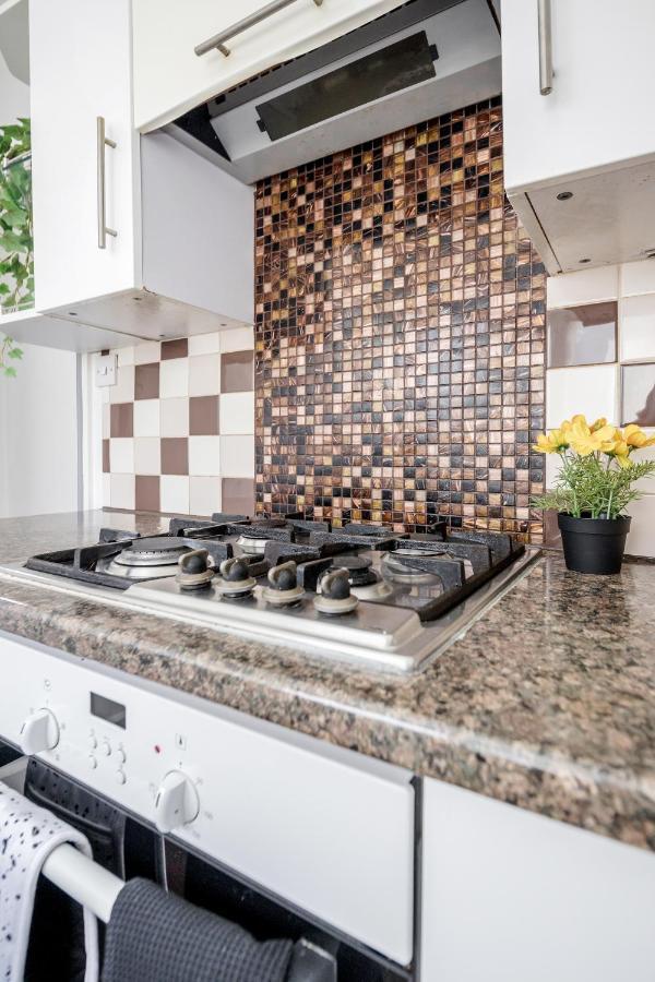 Heathrow 2-Bedroom Maisonette With Parking 웨스트드레이톤 외부 사진